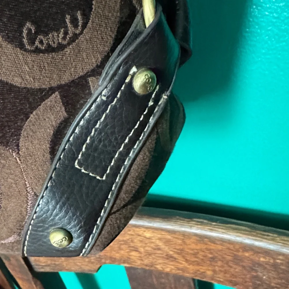 ๐๐ป๐ค๐Coach Dark Brown Patterned Shoulder Bag - Picture 4 of 16
